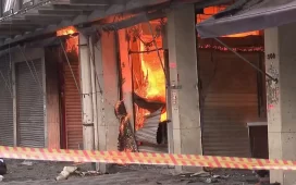 Incêndio de Grandes Proporções Atinge Shopping 25 de Março no Brás, em São Paulo Na manhã desta quarta-feira (30), um incêndio de grandes proporções atingiu o Shopping 25 de Março, localizado na Rua Barão de Ladário, no Brás, região central de São Paulo. O fogo teve início por volta das 6h40, e ainda não se sabe o que causou o incidente. Pelo menos 22 viaturas e 65 bombeiros foram mobilizados para combater as chamas, que rapidamente se Às 8h, parte do teto do shopping desabou, gerando uma coluna de fumaça densa de mais de 150 metros, visível de diversas partes da cidade. A área afetada, com cerca de 18 mil metros quadrados, abriga um comércio popular com grande quantidade de material combustível, o que contribui para a rápida propagação do fogo. O Auto de Vistoria do Corpo de Bombeiros (AVCB) do shopping foi vencido desde agosto, mas o estabelecimento continuou funcionando enquanto passava pelo processo de regularização Para garantir a segurança e facilitar o trabalho das equipes de emergência, a Polícia Militar interditou algumas vias, e pelo menos sete linhas de ônibus foram desviadas. A Companhia de Engenharia de Tráfego (CET) recomenda que os motoristas evitem uma região, onde vários segmentos estratégicos estão bloqueados. O governo estadual informou que a Sabesp forneceu água adequada e o bom funcionamento dos hidrantes no local, descartando problemas de abastecimento. Uma jovem de 21 anos, que inalou fumaça, foi levada ao Hospital do Tatuapé e está em estado estável. Este é o segundo incêndio registrado na região do Brás nesta semana. No último domingo (27), outro galpão comercial na Rua Doutor João Alves de Lima foi destruído por um incêndio, destacando a vulnerabilidade dos centros comerciais da área.