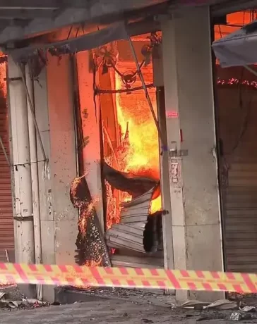 Incêndio de Grandes Proporções Atinge Shopping 25 de Março no Brás, em São Paulo Na manhã desta quarta-feira (30), um incêndio de grandes proporções atingiu o Shopping 25 de Março, localizado na Rua Barão de Ladário, no Brás, região central de São Paulo. O fogo teve início por volta das 6h40, e ainda não se sabe o que causou o incidente. Pelo menos 22 viaturas e 65 bombeiros foram mobilizados para combater as chamas, que rapidamente se Às 8h, parte do teto do shopping desabou, gerando uma coluna de fumaça densa de mais de 150 metros, visível de diversas partes da cidade. A área afetada, com cerca de 18 mil metros quadrados, abriga um comércio popular com grande quantidade de material combustível, o que contribui para a rápida propagação do fogo. O Auto de Vistoria do Corpo de Bombeiros (AVCB) do shopping foi vencido desde agosto, mas o estabelecimento continuou funcionando enquanto passava pelo processo de regularização Para garantir a segurança e facilitar o trabalho das equipes de emergência, a Polícia Militar interditou algumas vias, e pelo menos sete linhas de ônibus foram desviadas. A Companhia de Engenharia de Tráfego (CET) recomenda que os motoristas evitem uma região, onde vários segmentos estratégicos estão bloqueados. O governo estadual informou que a Sabesp forneceu água adequada e o bom funcionamento dos hidrantes no local, descartando problemas de abastecimento. Uma jovem de 21 anos, que inalou fumaça, foi levada ao Hospital do Tatuapé e está em estado estável. Este é o segundo incêndio registrado na região do Brás nesta semana. No último domingo (27), outro galpão comercial na Rua Doutor João Alves de Lima foi destruído por um incêndio, destacando a vulnerabilidade dos centros comerciais da área.